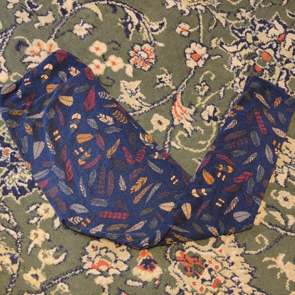 LuLaRoe Tall & Curvy Leggings With Feather Motif